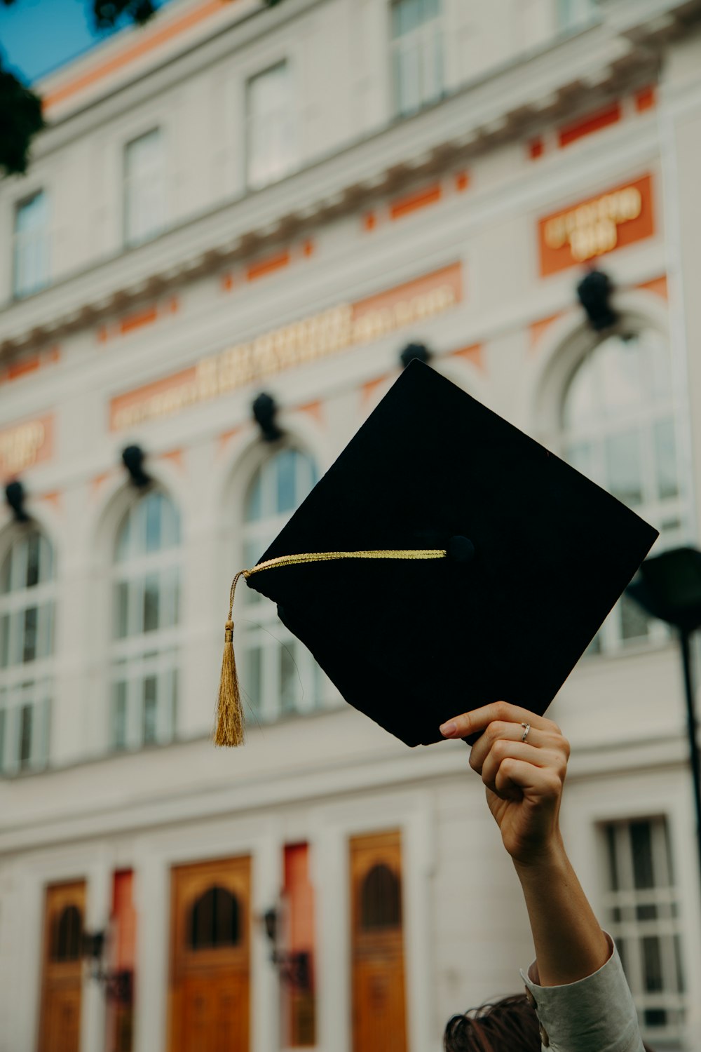 Estudiante celebrando su graduación